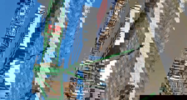 The tower crane at 2 Finsbury Avenue, supported by a steel grillage cantilevered from the East Tower core.